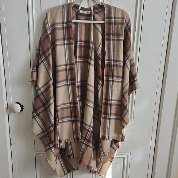 Quagga Sweaters - Plaid Tan Poncho